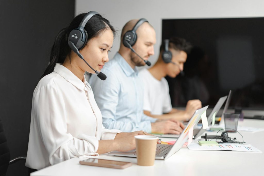 WooCommerce kundesupport team med headsets, der hjælper webshopkunder online